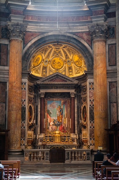 Interior de la Basílica de San Pedro en la Ciudad del Vaticano