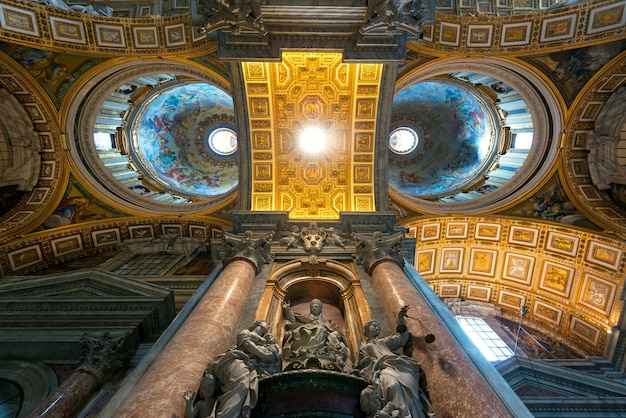 Interior de la basílica de San Pedro en Roma