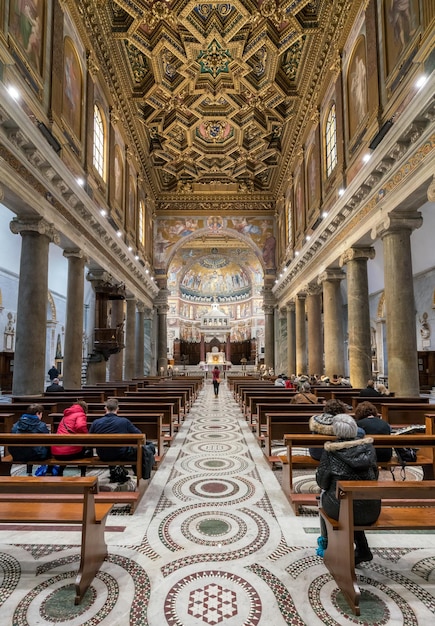 Interior de la Basílica de Santa María en Trastevere