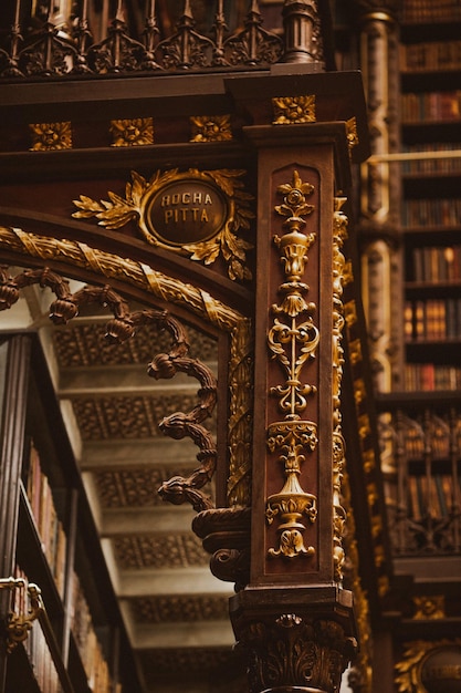 Foto interior de una biblioteca con tallas en madera foto