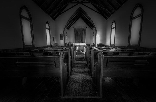 Interior blanco y negro de una iglesia vieja de la pradera en Canadá