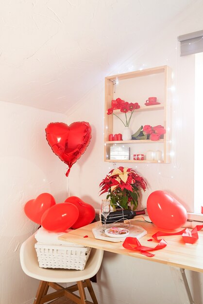 Interior blanco romántico de San Valentín con corazones rosas