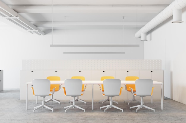 Foto interior blanco de la sala de reuniones con una mesa larga y filas de sillas de oficina amarillas y blancas cerca. maqueta de renderizado 3d