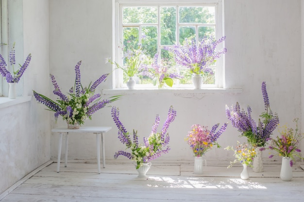 Interior blanco vintage con flores