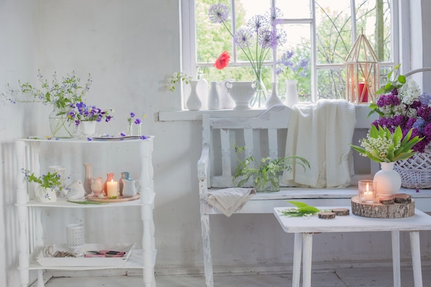 Interior blanco vintage con flores