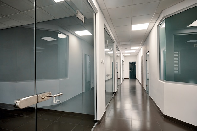 Interior bonito escritório moderno com uma porta de vidro