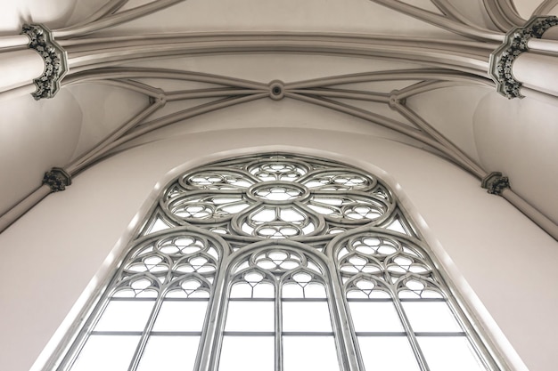 Interior brilhante da igreja com vitrais vista de baixo