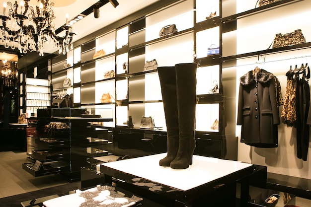 Interior brilhante e elegante da loja de sapatos no shopping moderno
