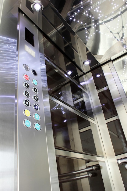 interior de la cabina del ascensor