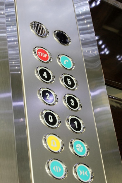 interior de la cabina del ascensor