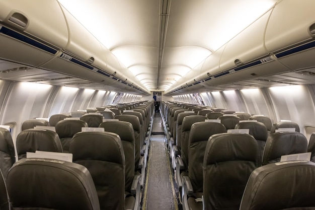 Interior de cabina de avión de pasajeros vacía