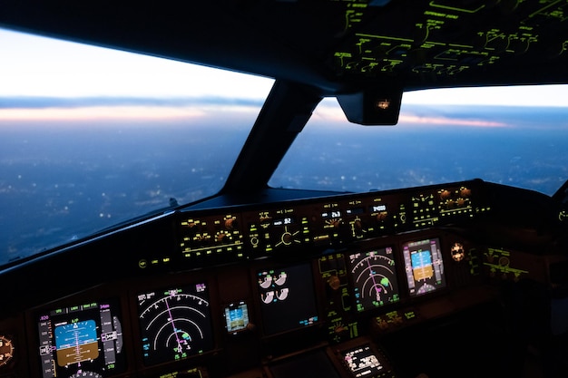 Foto el interior de la cabina del avión