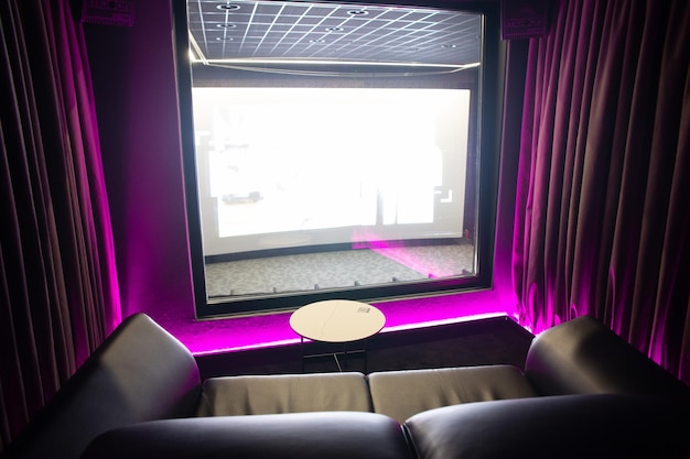 El interior de una cabina de cine privado en un cine público