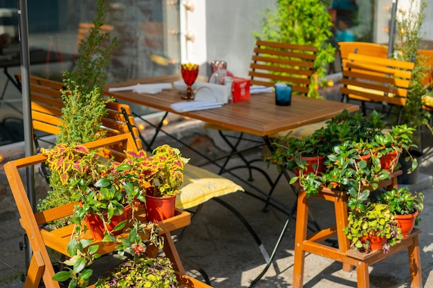 El interior de un café callejero de verano. Día soleado en la ciudad.