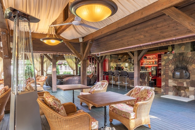 El interior de un café de verano al aire libre sin visitantes con una barra de bar y muebles de ratán