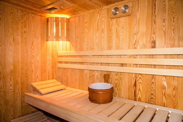 Interior de una cama de madera en una sauna casera