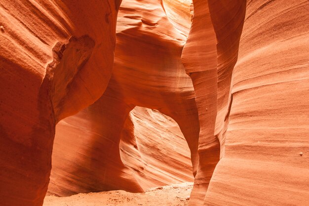 Interior del Cañón del Antílope, ondas anaranjadas maravillosas hechas de piedra