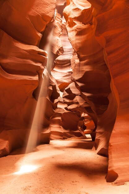 Interior del Cañón del Antílope, ondas anaranjadas maravillosas hechas de piedra