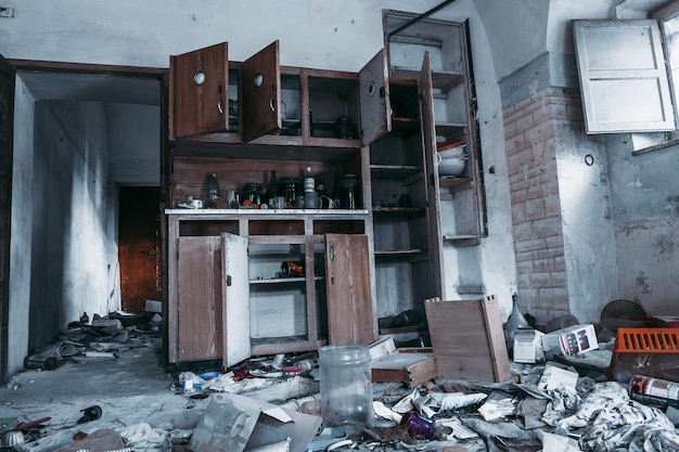 Foto interior de una casa abandonada