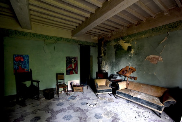 Foto interior de una casa abandonada