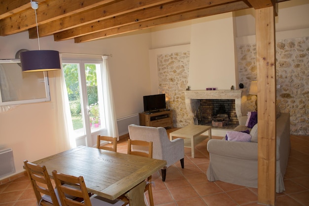 Interior de una casa antigua con madera y tv.