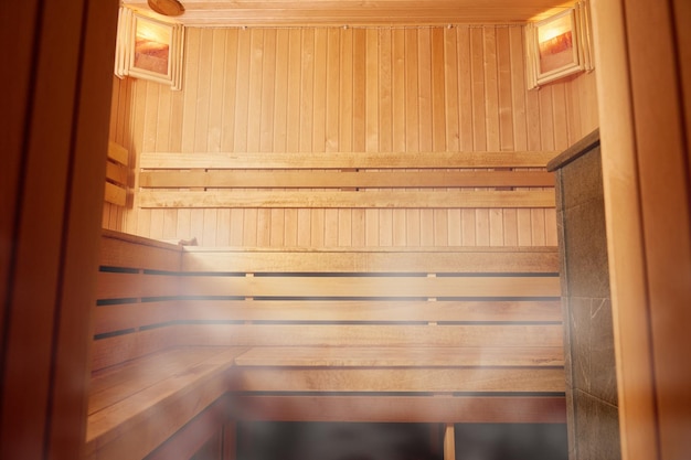 El interior de una casa de baños de madera con estanterías de madera.