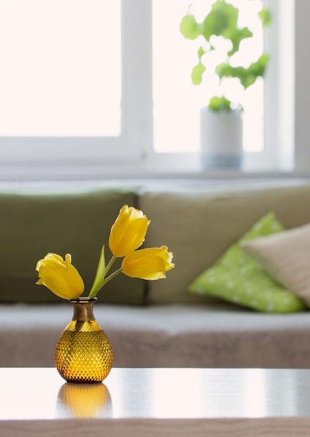 interior de casa blanca con flores de primavera y decoraciones