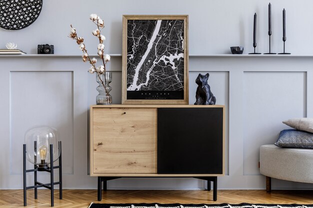 Interior de una casa escandinava moderna con marco, inodoro de madera de diseño, lámpara, flores secas, decoración, estante y accesorios personales en una elegante decoración para el hogar