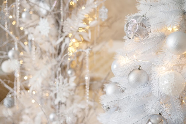 El interior de la casa está decorado con un árbol de Navidad en previsión de las vacaciones. Una habitación grande y luminosa está decorada con adornos. Adornos navideños de Año Nuevo.