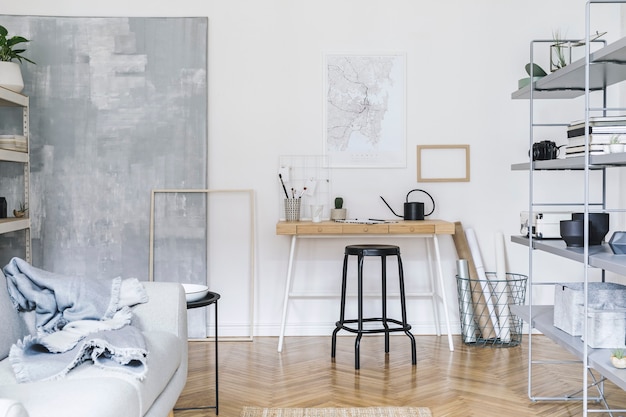 Interior de una casa nórdica con escritorio de madera, silla, sofá de diseño, mesa de café, atril y accesorios de arte