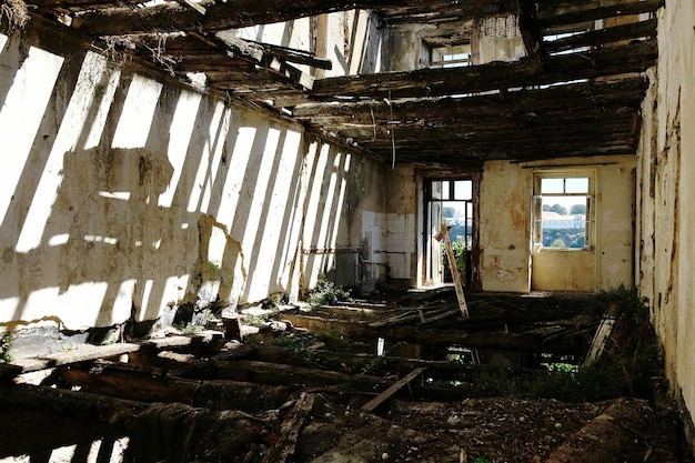 Foto el interior de una casa rota abandonada