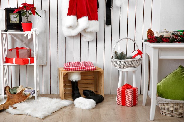 Interior de la casa de Santa Claus en la pared de madera blanca