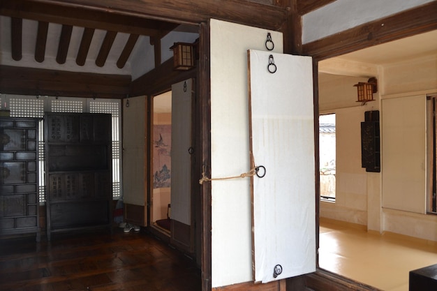 Interior de una casa tradicional en la aldea Namsangol Hanok en Seúl, Corea del Sur