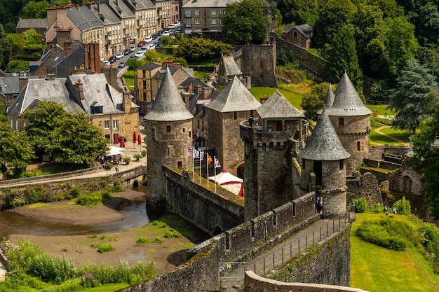 Interior del castillo de Fougeres y la ciudad al fondo. Región de Bretaña, departamento de Ille et Vilaine, Francia