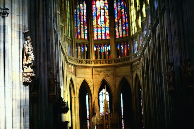 interior de la Catedral Católica de Praga/catedral en la república checa, dentro de la iglesia, el interior católico