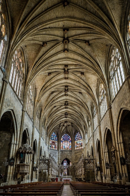 Interior de la catedral gótica de Condom en el sur de Francia (Gers)