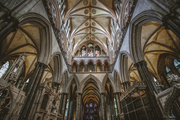 Interior de la catedral medieval de Salisbury con arcos de estilo gótico Reino Unido