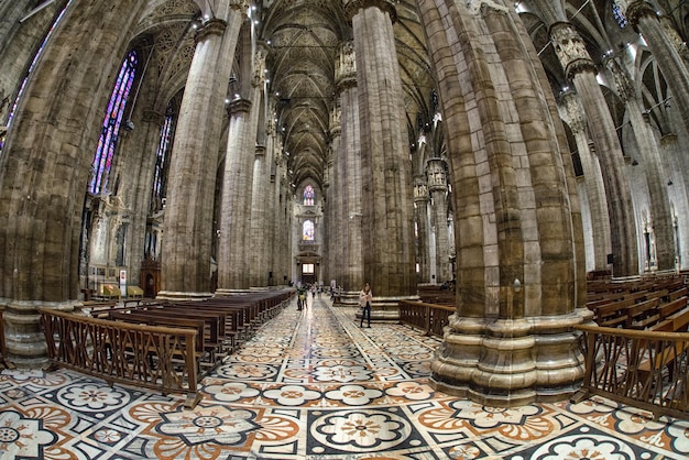 Interior de la catedral de Milán Italia