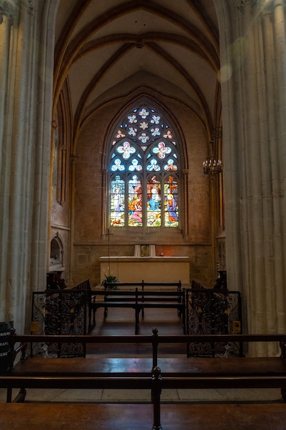 Foto interior de la catedral de saint corentin en el pueblo medieval de quimper en el departamento de finisterre. bretaña francesa, francia