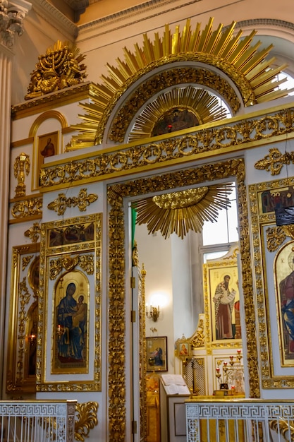 Interior de la catedral de la Trinidad en San Petersburgo Rusia