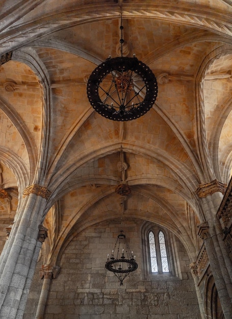 Interior de la catedral de viseu donde se puede ver su techo ornamentado sus fabulosas lámparas.