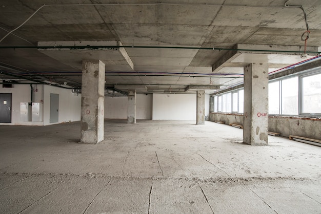 Interior del centro de negocios en construcción.