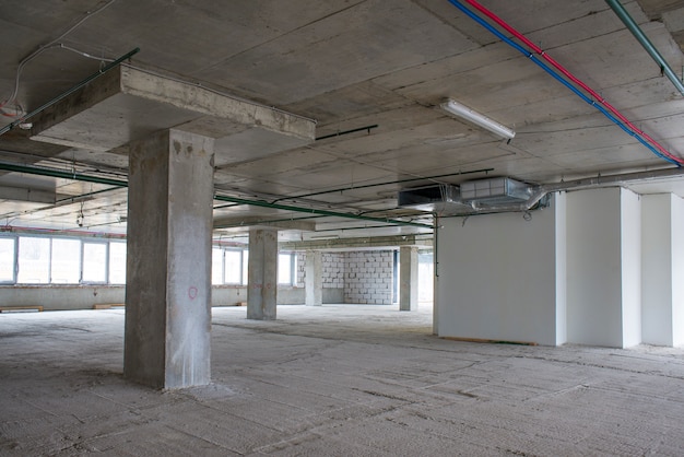 Interior del centro de negocios en construcción.