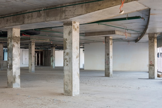 Interior del centro de negocios en construcción.