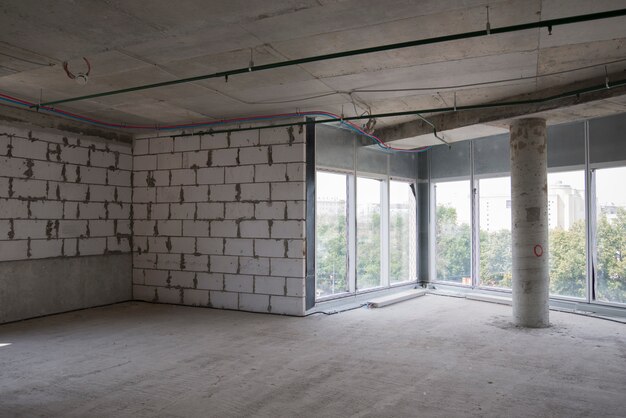 Foto interior del centro de negocios en construcción.