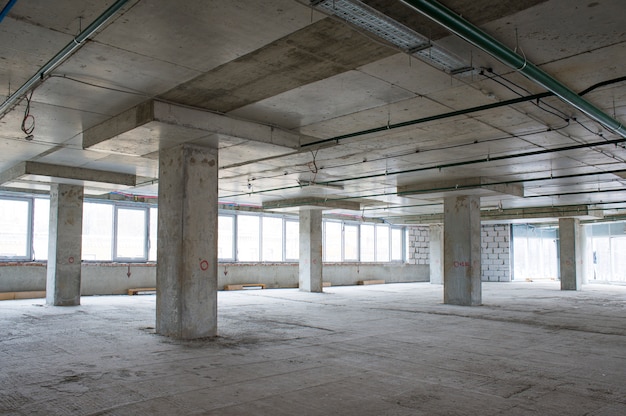 Interior del centro de negocios en construcción.