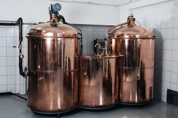 Interior de cervecería moderna con tanques de cobre para la producción de cerveza