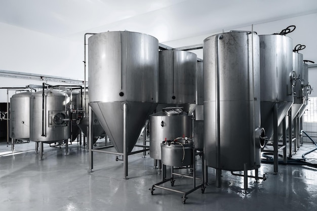 Interior de cervecería moderna con tanques de fermentación de cerveza