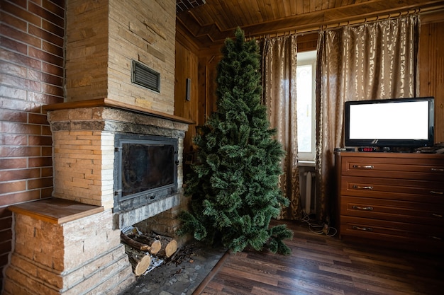 Foto interior de chalet de madera con árbol de navidad