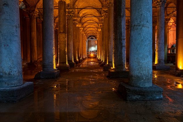 Interior de la Cisterna Basílica o Basílica Cisterna
